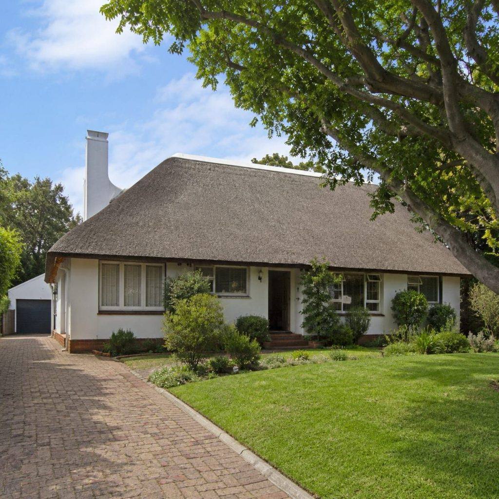 How to Measure a Thatch Roof for a Quote