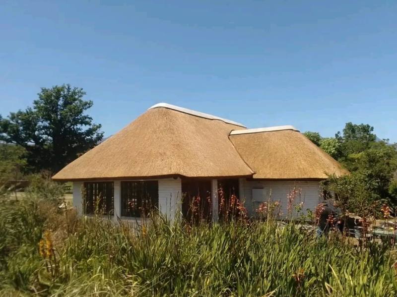 Thatch installation underway – BC Thatchers, Cape Town